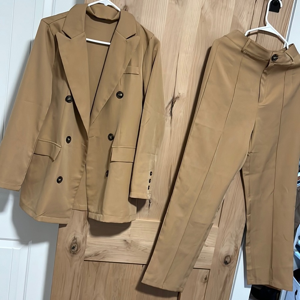 NWOT Neutral two piece set, pants size M, high waisted, blazer S